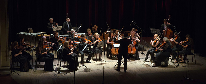 Spielendes Orchester auf einer Bühne