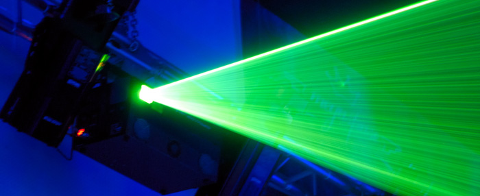 Ein Laser projeziert grüne Strahlen.