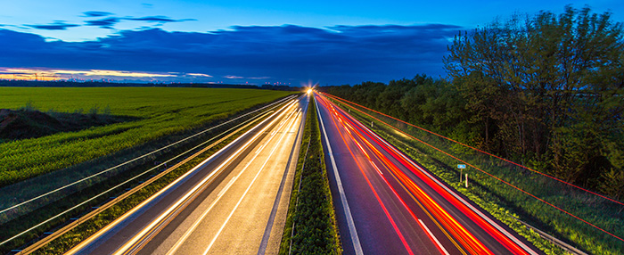 Straße in zwei Richtungen mit viel Verkehr