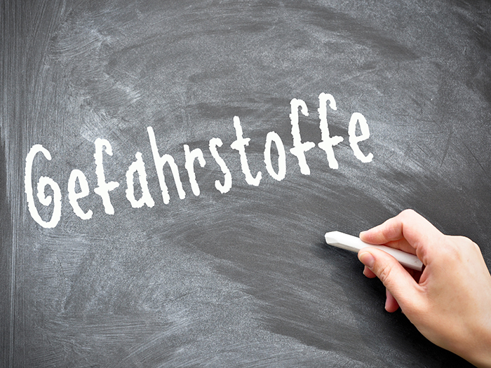 Schriftzug Gefahrstoffe mit Kreide geschrieben