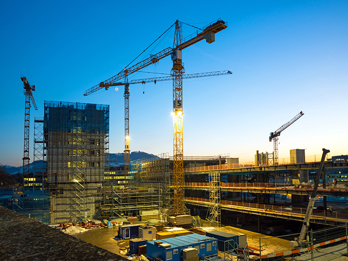 Großbaustelle mit Kränen