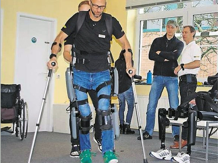 Dank Exoskelett können Menschen wieder laufen.